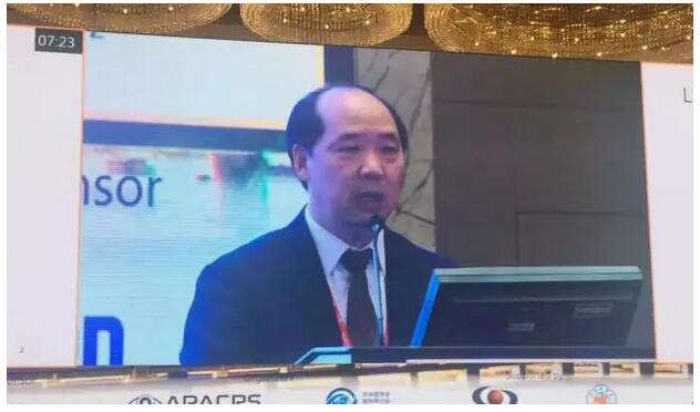 新利体育集团众多专家受邀出席，并在多个重要论坛作专题发言、论文发言和壁报交流(郭海科教授和张广斌教授在多个论坛担任会议主持)，与国内外眼科同行坐而论道，大放异彩!其中，在“大师功夫论道”环节，新利体育集团业务副总院长、 席白内障专家、厦门大学附属厦门眼科中心郭海科教授凭借高明 的手术技巧，从13位世界 白内障屈光手术大师中脱颖