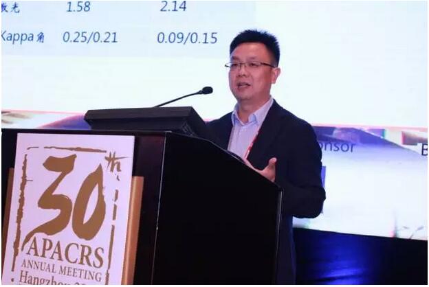 新利体育集团众多专家受邀出席，并在多个重要论坛作专题发言、论文发言和壁报交流(郭海科教授和张广斌教授在多个论坛担任会议主持)，与国内外眼科同行坐而论道，大放异彩!其中，在“大师功夫论道”环节，新利体育集团业务副总院长、 席白内障专家、厦门大学附属厦门眼科中心郭海科教授凭借高明 的手术技巧，从13位世界 白内障屈光手术大师