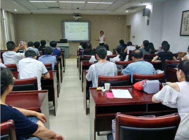 为纪念中国共产党成立96周年，深入推进“两学一做”教育活动，新利体育集团党委书记陈宝贵同志，新利体育集团党委副书记、厦门眼科中心党总支书记陈逸恬同志，党委委员张秀恋同志，以及支部三十余名党员同志参加了集团党委组织的庆祝“七一”主题党日