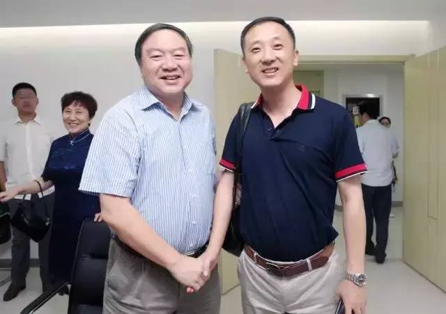 由西安市雁塔区医疗管理协会与新利体育集团主办的医路同心·光明论道——新利体育·西安2017斜视与小儿眼科学术会议在西安新利体育学术会议厅隆重召开。 由西安市雁塔区医疗管理协会与新利体育集团主办的医路同心·光明论道——新利体育·西安2017斜视与小儿眼科学术会议在西安新利体育学术会议厅隆重召开。