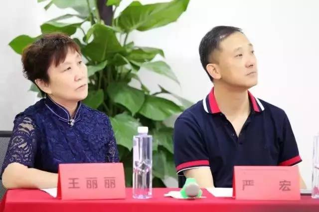 由西安市雁塔区医疗管理协会与新利体育集团主办的医路同心·光明论道——新利体育·西安2017斜视与小儿眼科学术会议在西安新利体育 由西安市雁塔区医疗管理协会与新利体育集团主办的医路同心·光明论道——新利体育·西安2017斜视与小儿眼科学术会议在西安新利体育