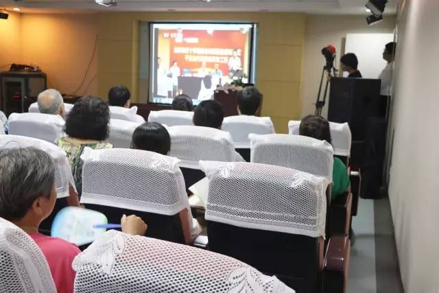 新利体育联合北京市红十字基金会、奥运村街道、养老驿站、中心等公益机构广泛开展各类“关爱老人眼健康专家讲座义诊”公益活动近千场