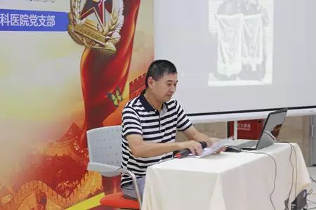 成都新利体育党支部联合成都市各街道、社区共同举办了“重温革命岁月 关爱退伍军人”活动,为成都市退伍军人进行 眼健康检查、宣传眼健康知识等义诊活动,7日上午成都新利体育医疗队走进成都市新能社区,为退伍军人们.jpg