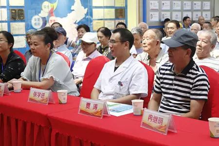 成都新利体育党支部联合成都市各街道、社区共同举办了“重温革命岁月 关爱退伍军人”活动,为成都市退伍军人进行 眼健康检查、宣传眼健康知识等义诊活动,7日上午成都新利体育医疗队走进成都市新能社区.jpg