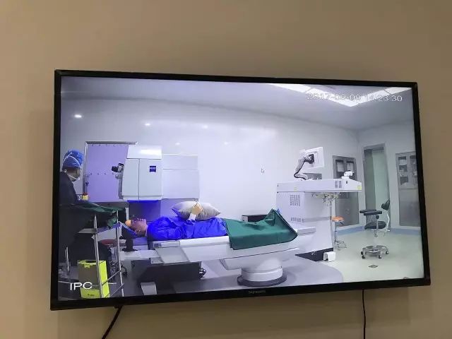 9月9日,杭州新利体育举行全飞秒近视手术演示,在半个多小时内,杜新华院长为6名近视患者 施行了德国蔡司VisuMax3.0版全飞秒手术,大伙亲身体会到了SMILE手术的快速、轻松、微创、安全。一名在手术室外等候的家属表示,犹豫担心了一年多,女儿终于可以笑看人生。.jpg 9月9日,杭州新利体育举行全飞秒近视手术演示,在半个多小时内,杜新华院长为6名近视患者 施行了德国蔡司VisuMax3.0版全飞秒手术,大伙亲身体会到了SMILE手术的快速、轻松、微创、安全。一名在手术室外等候的家属表示,犹豫担心了一年多,女儿终于可以笑看人生。.jpg