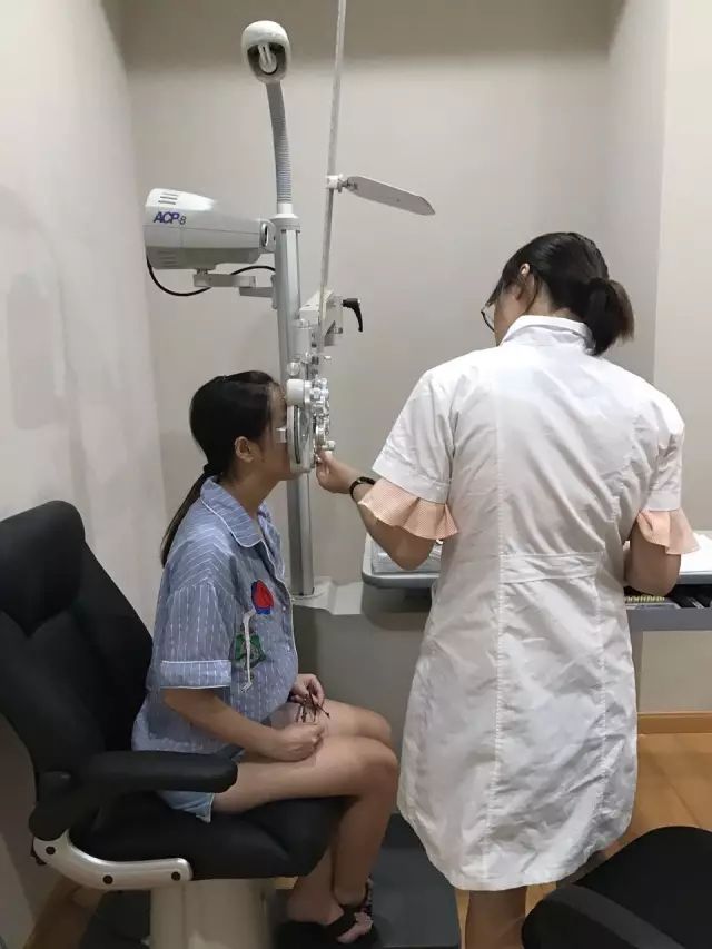 9月9日,杭州新利体育举行全飞秒近视手术演示,在半个多小时内,杜新华院长为6名近视患者 施行了德国蔡司VisuMax3.0版全飞秒手术,大伙亲身体会到了SMILE手术的快速、轻松、微创、安全。.jpg 9月9日,杭州新利体育举行全飞秒近视手术演示,在半个多小时内,杜新华院长为6名近视患者 施行了德国蔡司VisuMax3.0版全飞秒手术,大伙亲身体会到了SMILE手术的快速、轻松、微创、安全。.jpg