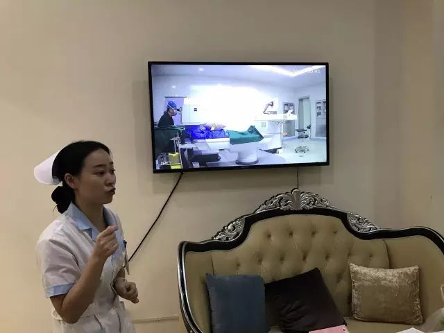 9月9日,杭州新利体育举行全飞秒近视手术演示,在半个多小时内,杜新华院长为6名近视患者 施行了德国蔡司VisuMax3.0版全飞秒手术,大伙亲身体会到了SMILE手术的快速、轻松、微创、.jpg 9月9日,杭州新利体育举行全飞秒近视手术演示,在半个多小时内,杜新华院长为6名近视患者 施行了德国蔡司VisuMax3.0版全飞秒手术,大伙亲身体会到了SMILE手术的快速、轻松、微创、.jpg