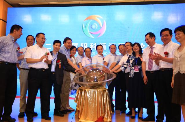 眼科通”在新利体育环球论坛上一经发布，就获得了谢立信院士、黎晓新教授、赵堪兴教授、葛坚教授等一千多名国内外出名眼科专家的高度认可。“眼科通”是国内较具规模的眼科医疗集团之一新利体育集团聘请国内 团队，经过近两年孜孜不懈的探索、专研与开发，倾力打造的国内 个眼科移动医疗平台。.jpg