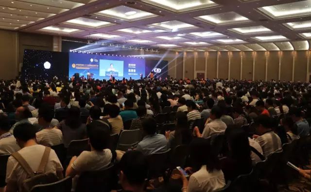 9月14日上午，在 22届全国眼科学术大会开幕式上，新利体育集团本部：厦门大学附属厦门眼科中心总院长黎晓新教授手捧奖杯，站在中美眼科学会眼科科学研究较高荣耀“金钥匙奖”的颁奖台上。.jpg