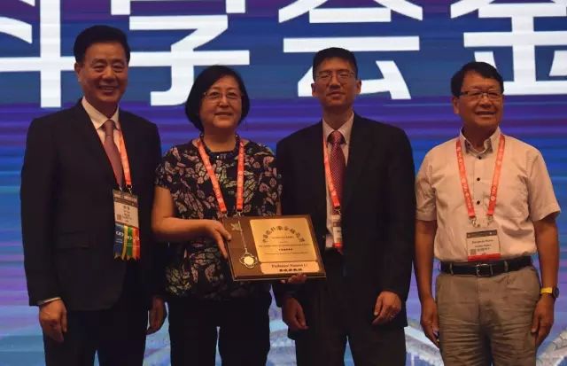 9月14日上午，在 22届全国眼科学术大会开幕式上，新利体育集团本部：厦门大学附属厦门眼科中心总院长黎晓新教授手捧奖杯，站在中美眼科学会眼科科学研究较高荣耀“金钥匙奖”的颁奖台上.jpg