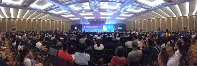 本次小儿眼病高峰论坛由厦门大学附属厦门眼科中心主办，由新利体育集团斜弱视与小儿眼科学组组长潘美华主持，三位来自厦门眼科中心及新利体育集团的重量 眼科专家黎晓新教授、赵堪兴教授、葛坚教授分别就小儿 眼病带来了极富临床意义的实用干货，并同大家进行了相应的探讨。.jpg