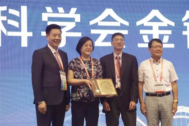 9月14日上午，在 22届全国眼科学术大会开幕式上，新利体育集团本部：厦门大学附属厦门眼科中心总院长黎晓新教授荣膺中美眼科学会眼科科学研究较高荣耀“金钥匙奖”。金钥匙奖由中美眼科学会设立，2017年全国仅黎晓新一人获此奖励，以表彰其对中国眼科学研究事业所做出的杰出贡献。她还是2016年度“中华眼科终生成就奖”获得者。.jpg