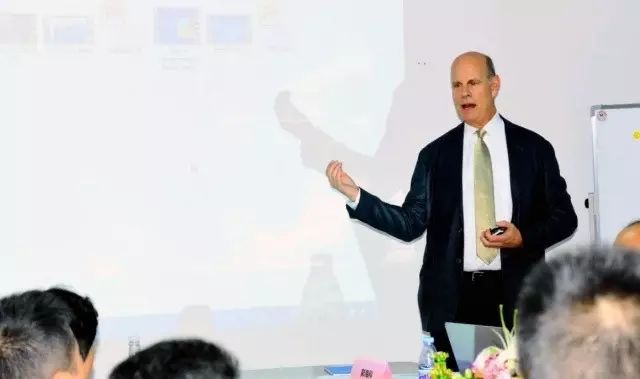 本次研讨会由集团 席白内障带教导师郭海科教授、张广斌教授领*,来自新利体育集团11名白内障带教导师参加了本次活动。福州眼科医院、爱尔康公司对本次研讨会提供.jpg 本次研讨会由集团 席白内障带教导师郭海科教授、张广斌教授领*,来自新利体育集团11名白内障带教导师参加了本次活动。福州眼科医院、爱尔康公司对本次研讨会提供.jpg