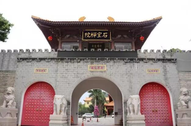 10月7日上午,佛音缭绕、檀香袅袅中,厦门大学附属厦门眼科中心医疗队来到厦门海沧区石室禅院开展义诊活动.jpg 10月7日上午,佛音缭绕、檀香袅袅中,厦门大学附属厦门眼科中心医疗队来到厦门海沧区石室禅院开展义诊活动.jpg