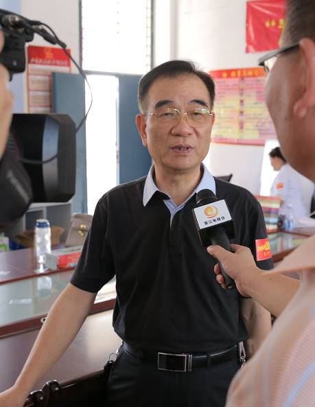 10月12日下午，新利体育泉州眼科医院“为乡村点睛”公益项目泉州站活动走进晋江市内坑镇东峰小学，为全校学生进行视力筛查，并为近视学生 配镜。.jpg