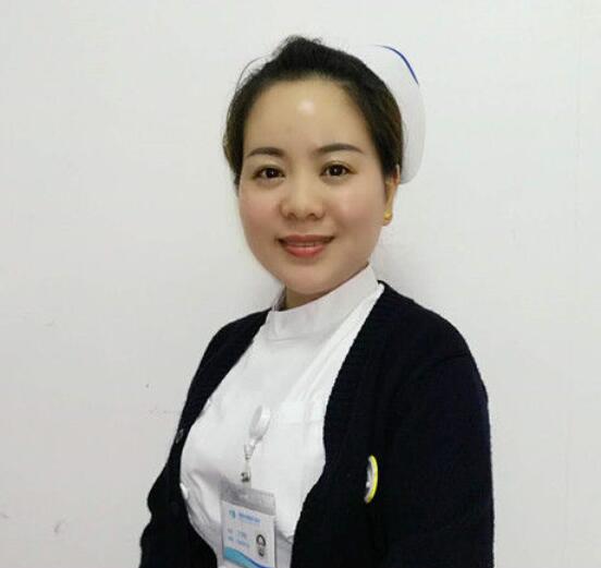 成都新利体育门诊护士长丁玲玲就是这样一位让人敬佩的医务人员。她曾 自承担干眼诊疗室的创建，无数个日夜卯足劲儿苦学勤练;她常常披星戴月，给予患者无私的关怀和陪伴;她以真情相待，用温情服务，只为让更多的病人能够坚强微笑的面对生活。.jpg