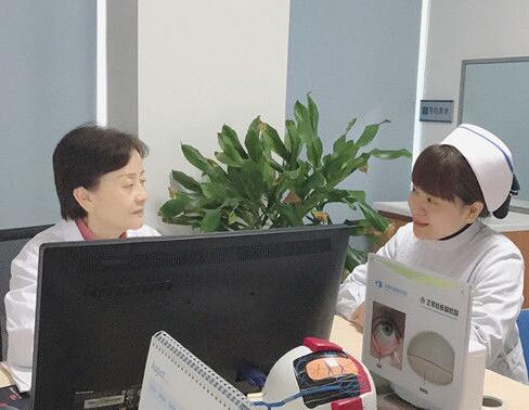 成都新利体育门诊护士长丁玲玲就是这样一位让人敬佩曾 自承担干眼诊疗室的创建，无数个日夜卯足劲儿苦学勤练;她常常披星戴月，给予患者无私的关怀和陪伴;她以真情相待，用温情服务，只为让更多的病人能够坚强微笑的面对生活。.jpg