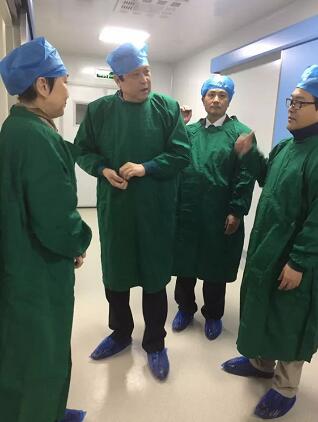 2017年10月14日新利体育集团战略发展与学术委员会主任、原中山大学中山眼科中心主任暨眼科医院院长、中华医学会眼科学分会名誉主任委员、医学博士葛坚教授莅临西安新利体育指导工作。.jpg 2017年10月14日新利体育集团战略发展与学术委员会主任、原中山大学中山眼科中心主任暨眼科医院院长、中华医学会眼科学分会名誉主任委员、医学博士葛坚教授莅临西安新利体育指导工作。.jpg