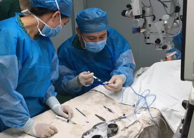 上周六,青岛新利体育陈国民副院长,以医生兼女婿的身份为岳母王阿姨 行白内障超声乳化+三焦点人工晶体植入术。王阿姨朮后复查视力非常好,远中近视力分别达1.2,1.0,1.0,看远很清晰,看电脑,看书,看报均不需要配戴花镜。.jpg 上周六,青岛新利体育陈国民副院长,以医生兼女婿的身份为岳母王阿姨 行白内障超声乳化+三焦点人工晶体植入术。王阿姨朮后复查视力非常好,远中近视力分别达1.2,1.0,1.0,看远很清晰,看电脑,看书,看报均不需要配戴花镜。.jpg