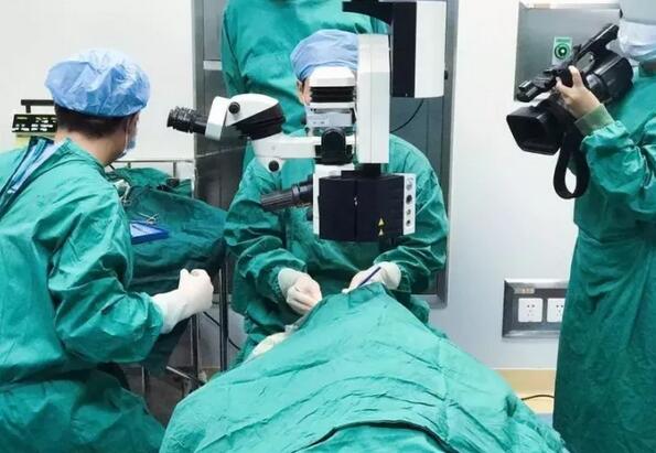 赣州新利体育“光明行”为百岁老人 医治,王奶奶儿子偶然听到一个邻居在赣州新利体育看过眼睛,做的白内障手术,术后 很好。在和老人及其他家人沟通同意后,10月18日,他当即带着王奶奶来到医院就诊.jpg 赣州新利体育“光明行”为百岁老人 医治,王奶奶儿子偶然听到一个邻居在赣州新利体育看过眼睛,做的白内障手术,术后 很好。在和老人及其他家人沟通同意后,10月18日,他当即带着王奶奶来到医院就诊.jpg