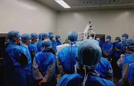 10月24日,成都新利体育CO2激光辅助深层巩膜切除术培训会圆满落幕。本次培训会由成都新利体育青光眼科主任、副主任医师胡建旗医生用猪眼为参会人员演示了CLASS手术全过程,并指导学员进行了实际操作,学员们纷纷表示手术操作简单易懂易学,培训活动取得圆满 。.jpg 10月24日,成都新利体育CO2激光辅助深层巩膜切除术培训会圆满落幕。本次培训会由成都新利体育青光眼科主任、副主任医师胡建旗医生用猪眼为参会人员演示了CLASS手术全过程,并指导学员进行了实际操作,学员们纷纷表示手术操作简单易懂易学,培训活动取得圆满 。.jpg