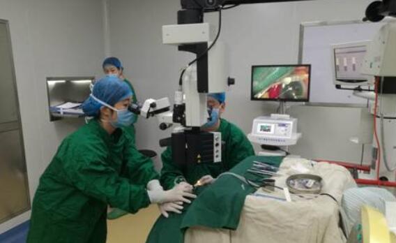 　10月25日，东莞新利体育完成一  白内障手术，年逾七旬的高大爷，已有十几年的糖尿病史，还有9年重度的帕金森病史。更不幸的是近期又爆发出了急性青光眼，视力急速下降，使得高大爷的情绪焦虑、抑郁。.jpg