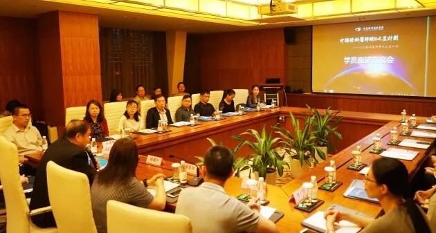 10月21日，新利体育集团 启动 批小儿眼科医师明日之星项目。来自全国10余个省市的20 师共聚厦门，参加“中国眼科医师明日之星计划”小儿眼科医师项目 批学员面试交流会。交流会由集团小儿眼科学组、集团科教管理中心牵头，集团人力资源中心、学科运营管理中心参与组织协.jpg