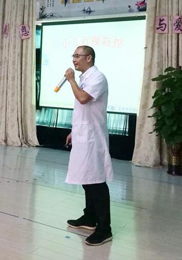 东莞新利体育近视防控医生表示，假性近视可以通过一定的医治手段和纠正用眼习惯来 ，但当出现真性近视时就需要佩戴框架眼镜或者角膜塑形镜来 。孩子是假性近视还是真性近视，需要 的眼科医生去检测判断，否则会适得其反。3.jpg