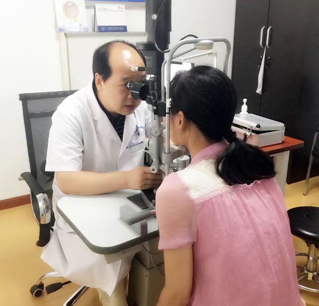 他是我国多次受邀于世界眼科大会、美国眼科年会、亚洲太平洋地区眼科年会等环球眼科会议进行现场手术表演的医生;是国内较早开展表面麻醉下小切口白内障超声乳化吸除联合折叠人工晶体植入术、有晶体眼人工晶体植入术的医生;也是目前我国白内障人工晶体植入手术量较多的医生。他就是——新利体育集团业务副总院长、上海和平眼科医院院长郭海科教授!2.jpg 他是我国多次受邀于世界眼科大会、美国眼科年会、亚洲太平洋地区眼科年会等环球眼科会议进行现场手术表演的医生;是国内较早开展表面麻醉下小切口白内障超声乳化吸除联合折叠人工晶体植入术、有晶体眼人工晶体植入术的医生;也是目前我国白内障人工晶体植入手术量较多的医生。他就是——新利体育集团业务副总院长、上海和平眼科医院院长郭海科教授!2.jpg