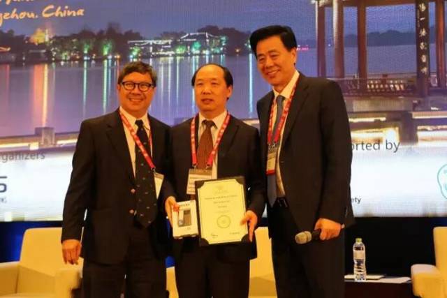 他是我国多次受邀于世界眼科大会、美国眼科年会、亚洲太平洋地区眼科年会等环球眼科会议进行现场手术表演的医生;是国内较早开展表面麻醉下小切口白内障超声乳化吸除联合折叠人工晶体植入术、有晶体眼人工晶体植入术的医生;也是目前我国白内障人工晶体植入手术量较多的医生。他就是——新利体育集团业务副总院长、上海和平眼科医院院长郭海科教授!3.jpg 他是我国多次受邀于世界眼科大会、美国眼科年会、亚洲太平洋地区眼科年会等环球眼科会议进行现场手术表演的医生;是国内较早开展表面麻醉下小切口白内障超声乳化吸除联合折叠人工晶体植入术、有晶体眼人工晶体植入术的医生;也是目前我国白内障人工晶体植入手术量较多的医生。他就是——新利体育集团业务副总院长、上海和平眼科医院院长郭海科教授!3.jpg