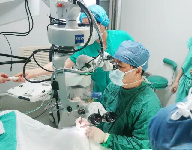 他是我国多次受邀于世界眼科大会、美国眼科年会、亚洲太平洋地区眼科年会等环球眼科会议进行现场手术表演的医生;是国内较早开展表面麻醉下小切口白内障超声乳化吸除联合折叠人工晶体植入术、有晶体眼人工晶体植入术的医生;也是目前我国白内障人工晶体植入手术量较多的医生。他就是——新利体育集团业务副总院长、上海和平眼科医院院长郭海科教授!4.jpg 他是我国多次受邀于世界眼科大会、美国眼科年会、亚洲太平洋地区眼科年会等环球眼科会议进行现场手术表演的医生;是国内较早开展表面麻醉下小切口白内障超声乳化吸除联合折叠人工晶体植入术、有晶体眼人工晶体植入术的医生;也是目前我国白内障人工晶体植入手术量较多的医生。他就是——新利体育集团业务副总院长、上海和平眼科医院院长郭海科教授!4.jpg