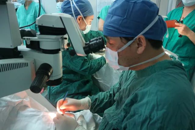 他是我国多次受邀于世界眼科大会、美国眼科年会、亚洲太平洋地区眼科年会等环球眼科会议进行现场手术表演的医生;是国内较早开展表面麻醉下小切口白内障超声乳化吸除联合折叠人工晶体植入术、有晶体眼人工晶体植入术的医生;也是目前我国白内障人工晶体植入手术量较多的医生。他就是——新利体育集团业务副总院长、上海和平眼科医院院长郭海科教授!5.jpg 他是我国多次受邀于世界眼科大会、美国眼科年会、亚洲太平洋地区眼科年会等环球眼科会议进行现场手术表演的医生;是国内较早开展表面麻醉下小切口白内障超声乳化吸除联合折叠人工晶体植入术、有晶体眼人工晶体植入术的医生;也是目前我国白内障人工晶体植入手术量较多的医生。他就是——新利体育集团业务副总院长、上海和平眼科医院院长郭海科教授!5.jpg