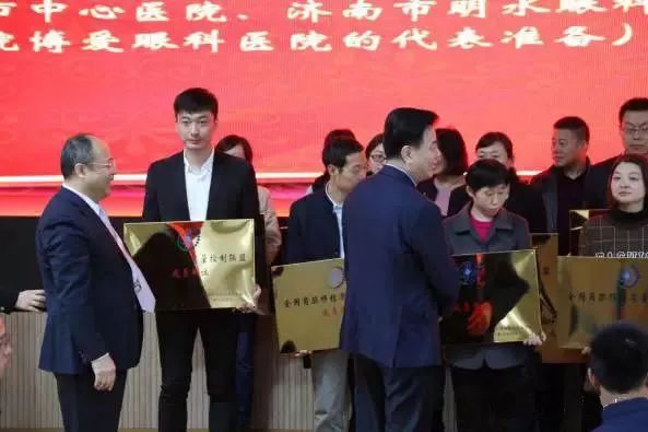 10月28日,由中华医学会角膜病学组组织、 个总部落户山东的全国性专病联盟—全国角膜移植质量控制联盟成立授 仪式在山东省眼科医院举行,重庆新利体育成为全国 批角膜移植质量控制联盟成员单位。仪式上,中华医学会角膜病学组组织等高度评价重庆新利体育的角膜移植技术。3.jpg 10月28日,由中华医学会角膜病学组组织、 个总部落户山东的全国性专病联盟—全国角膜移植质量控制联盟成立授 仪式在山东省眼科医院举行,重庆新利体育成为全国 批角膜移植质量控制联盟成员单位。仪式上,中华医学会角膜病学组组织等高度评价重庆新利体育的角膜移植技术。3.jpg