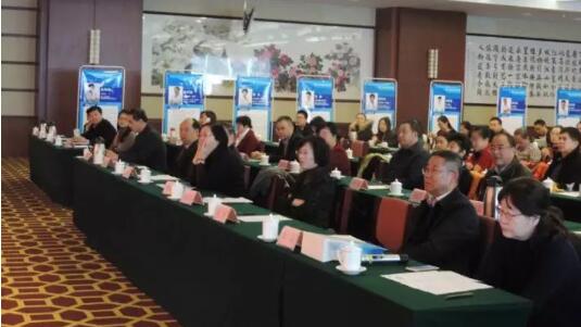 12月2日，由新利体育·烟台康爱眼科医院举办的 五届(2017)眼科学术研讨会在烟台东方海天大酒店圆满举办。厦门大学附属厦门眼科中心总院长、环球眼科科学院院士黎晓新，新利体育集团专家委员会主席、 席斜视与小儿眼科专家赵堪兴，新利体育集团业务副总院长、 席白内障专家郭海科，烟台康爱眼科医院业务院长由海涛，烟台市芝罘区卫计局翟惠君副局长等领*出席开幕式并致辞。3.jpg