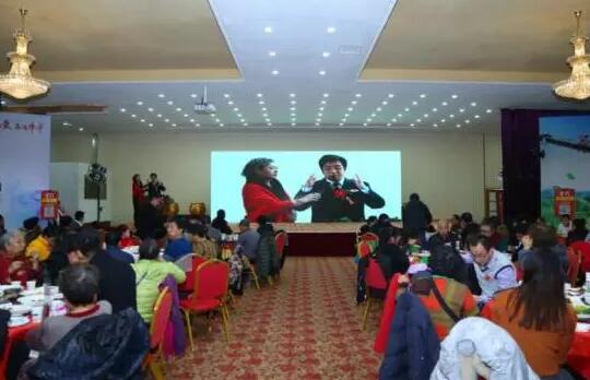 12月12日,新利体育应邀参加“茶香传爱 益暖中华”大型公益活动。此次公益活动主题为关爱贵州孤寡老人,关爱残障儿童,由业务院长杨付合先生亲自带队前往参加活动。2.jpg 12月12日,新利体育应邀参加“茶香传爱 益暖中华”大型公益活动。此次公益活动主题为关爱贵州孤寡老人,关爱残障儿童,由业务院长杨付合先生亲自带队前往参加活动。2.jpg