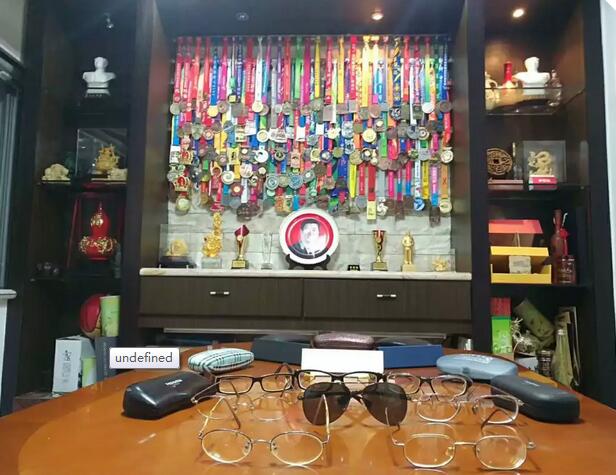 12月10日，在晋江环球马拉松跑道上，一位身穿新利体育蓝红黄运动服、赤着双脚、头戴兔耳朵帽的 员，格外引人注目。此人正是50岁前完成100场马拉松比赛的明星跑手、新利体育形象大使“赤脚大仙”——李清模。4.jpg