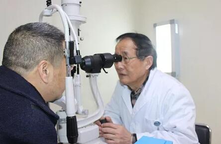 12月11日，听闻成都新利体育出现罕见的“阴阳眼”病 后，中国新闻社、成都商报、华西都市报、成都日报、成都电视台等主流新闻媒体的记者纷纷来院采访报道。原来是国内眼眶肿瘤 ，经验极为丰富的罗教授为吴先生精心设计了右眼肿物切除及超高频射频消融手术，既保住患者右眼眼球及视力，又避免将来出现 失明的状况。1.jpg