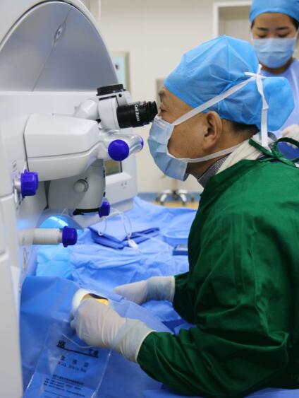 2018年,崔传波教授将迈入自己在屈光手术领域的 二十个念头,他说自己在这一行学习了快二十年了,“屈光 更新换代特别快,我只能不断地探索和学习,做到人有我精,才能在这个领域站稳脚跟1.jpg 2018年,崔传波教授将迈入自己在屈光手术领域的 二十个念头,他说自己在这一行学习了快二十年了,“屈光 更新换代特别快,我只能不断地探索和学习,做到人有我精,才能在这个领域站稳脚跟1.jpg