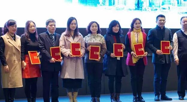 2018年1月5-7日,由复旦大学附属眼耳鼻喉科医院举办的 七届“关爱近视,微笑论坛”上海和平眼科医院屈光专科翟爱琴副院长和欧阳朝祜医学硕士受邀参加了此次盛会,与来自国内外数百 专家、学者及眼科同道齐聚,共襄2018年 场屈光学术盛宴4.jpg