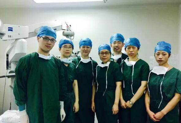 新利体育集团推出 “中国眼科明日之星”计划，这个项目对我来说是难得可贵的机会，我满怀激动地提交了报名表。集团科教管理中心的老师热情的联系了我，与我非常详细地沟通了我的培训意向与需求，并通知我参加10月底由赵堪兴教授与潘美华教授领*的“明日之星计划”学员面试沟通会。直到在厦门见到了赵教授与潘教授3.jpg