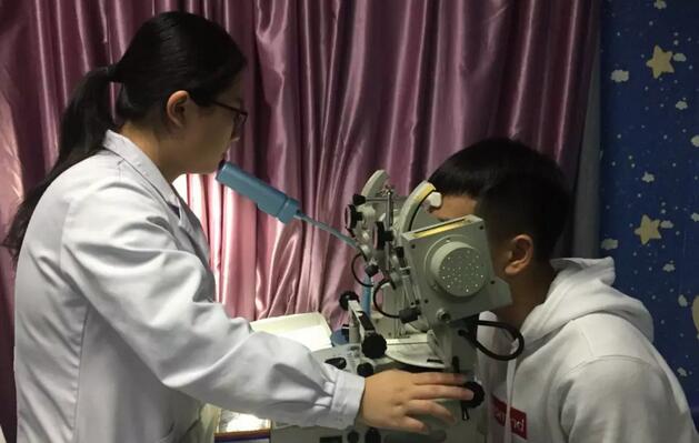 确诊小林患有斜视后,任主任建议小泉做斜视手术,以 眼位的同时也能把歪脖子病给治了。在小泉和父母商量下,小泉当天就办理了住院手续,并于隔天接受了斜视显微手术。术后 二天,小泉的父母便惊喜地发现小泉的脖子变直了。听到这消息,小泉也激动地找来一把镜子,左看右看,开心得不得了。他们还对前来查房的任主任连声道谢2.jpg 确诊小林患有斜视后,任主任建议小泉做斜视手术,以 眼位的同时也能把歪脖子病给治了。在小泉和父母商量下,小泉当天就办理了住院手续,并于隔天接受了斜视显微手术。术后 二天,小泉的父母便惊喜地发现小泉的脖子变直了。听到这消息,小泉也激动地找来一把镜子,左看右看,开心得不得了。他们还对前来查房的任主任连声道谢2.jpg