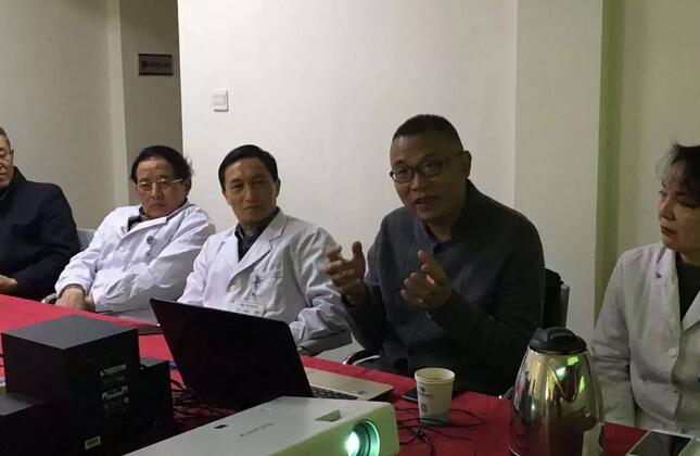 1月11日,出名泌尿外科专家、四川大学华西医院医教部部长张卫东教授,应邀来到成都新利体育,对医院在院专家、骨干医师、护士长等开展医疗安全管理培训讲座。2.jpg 1月11日,出名泌尿外科专家、四川大学华西医院医教部部长张卫东教授,应邀来到成都新利体育,对医院在院专家、骨干医师、护士长等开展医疗安全管理培训讲座。2.jpg