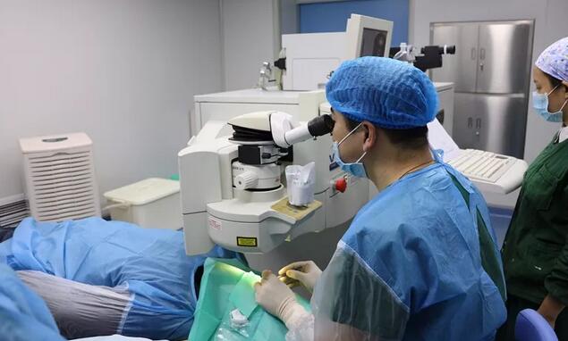 小宋向朋友道出近视对自己的影响,后来朋友告诉小宋,自己的近视是在毕节阳明眼科医院 的,并将医院的详细地址及联系电话给了小宋。2.jpg 小宋向朋友道出近视对自己的影响,后来朋友告诉小宋,自己的近视是在毕节阳明眼科医院 的,并将医院的详细地址及联系电话给了小宋。2.jpg