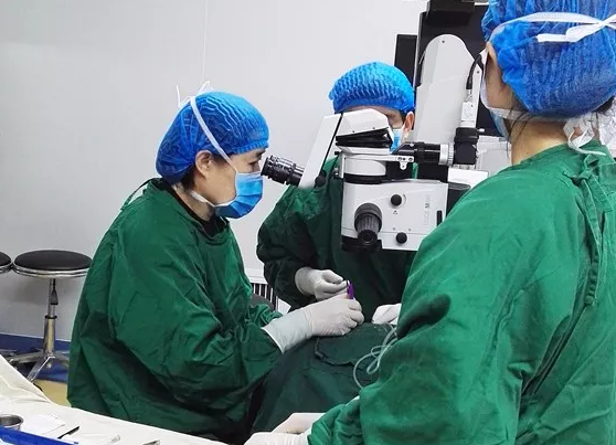 年已七旬的华侨坚叔，患有多年老年性白内障， 近半年视力又急速下降，被诊断为黄斑前膜。春节期间，在新利体育由两位院长联手合作 为坚叔手术。3.png