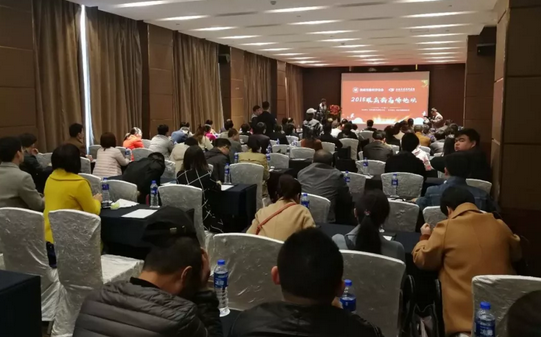 2018年3月3日,‘2018年 届眼底病高峰论坛’在西安曲江环球饭店拉开帷幕。此次高峰论坛由陕西省医学会主办,西安新利体育承办。本次会议邀请到了黎晓新、王骞、惠延年、王雨生、王丽丽、赵燕麟、谢安明、刘涛、郑波、王海燕等数十位全国 眼科专家及教授,与现场150余名眼科同仁共聚一堂,进行学术分享及讨论,分享了眼科领域学术研究的新成果,为新年初始带来一场精致丰富的学术盛宴1.png 2018年3月3日,‘2018年 届眼底病高峰论坛’在西安曲江环球饭店拉开帷幕。此次高峰论坛由陕西省医学会主办,西安新利体育承办。本次会议邀请到了黎晓新、王骞、惠延年、王雨生、王丽丽、赵燕麟、谢安明、刘涛、郑波、王海燕等数十位全国 眼科专家及教授,与现场150余名眼科同仁共聚一堂,进行学术分享及讨论,分享了眼科领域学术研究的新成果,为新年初始带来一场精致丰富的学术盛宴1.png