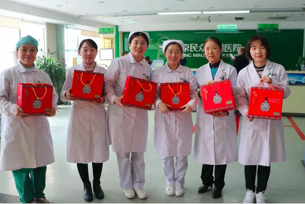在“女神节”到来之际,新利体育侯旭波院长、杨付合业务院长等院方领*特意到礼品发放点亲切慰问女职工,为她们送上节日的惊喜和祝福。并对她们在工作中付出的辛劳、做出的成绩给予了充分肯定和赞扬,并叮嘱她们立足本职本岗工作,继续以爱心、责任心为全城百姓眼睛健康提供 的医疗服务和人文关怀。1.png 在“女神节”到来之际,新利体育侯旭波院长、杨付合业务院长等院方领*特意到礼品发放点亲切慰问女职工,为她们送上节日的惊喜和祝福。并对她们在工作中付出的辛劳、做出的成绩给予了充分肯定和赞扬,并叮嘱她们立足本职本岗工作,继续以爱心、责任心为全城百姓眼睛健康提供 的医疗服务和人文关怀。1.png