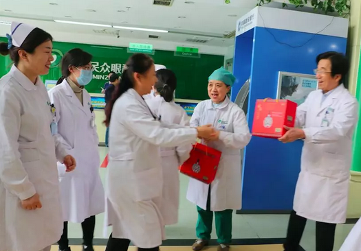 在“女神节”到来之际,新利体育侯旭波院长、杨付合业务院长等院方领*特意到礼品发放点亲切慰问女职工,为她们送上节日的惊喜和祝福。并对她们在工作中付出的辛劳、做出的成绩给予了充分肯定和赞扬,并叮嘱她们立足本职本岗工作,继续以爱心、责任心为全城百姓眼睛健康提供 的医疗服务和人文关怀。3.png 在“女神节”到来之际,新利体育侯旭波院长、杨付合业务院长等院方领*特意到礼品发放点亲切慰问女职工,为她们送上节日的惊喜和祝福。并对她们在工作中付出的辛劳、做出的成绩给予了充分肯定和赞扬,并叮嘱她们立足本职本岗工作,继续以爱心、责任心为全城百姓眼睛健康提供 的医疗服务和人文关怀。3.png
