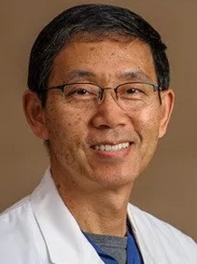 3月18日，深圳新利体育环球学术交流会议即将召开，本次会议旨在进一步加强眼科界同仁之间的交流与学习。届时特邀美国眼底病专家Prof. Yu-guang He，M.D.来深举办《中美眼科专家学术交流会》。届时，将由Prof. Yu-guang He，M.D.、深圳新利体育赵铁英院长，深圳新利体育 席专家成洪波教授1.png