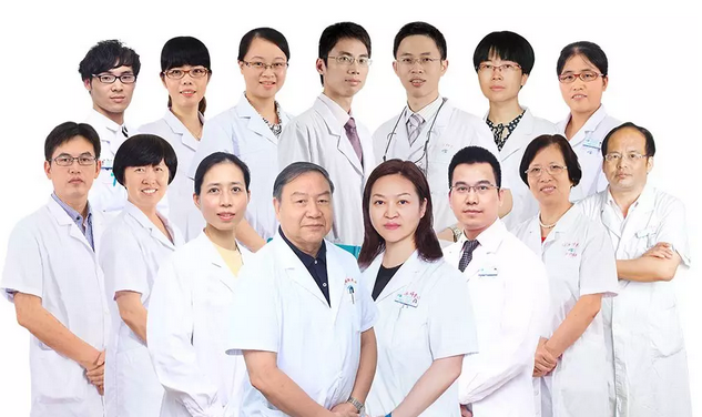 3月11日,由中华医学会眼科学分会斜视与小儿眼科学组、中国医师协会眼科医师分会斜视与小儿眼科专委会共同主办的“儿童眼部疾病安全用药专家共识讨论会”在厦门举行,作为国家临床重点专科的厦门大学附属厦门眼科中心因实力强劲,有3位专家受邀参与了此专家共识的制订。新利体育集团专家委员会主席赵堪兴教授作为小儿眼病这块的 威,众望所归成了此次专家共识制订的主持者5.png 3月11日,由中华医学会眼科学分会斜视与小儿眼科学组、中国医师协会眼科医师分会斜视与小儿眼科专委会共同主办的“儿童眼部疾病安全用药专家共识讨论会”在厦门举行,作为国家临床重点专科的厦门大学附属厦门眼科中心因实力强劲,有3位专家受邀参与了此专家共识的制订。新利体育集团专家委员会主席赵堪兴教授作为小儿眼病这块的 威,众望所归成了此次专家共识制订的主持者5.png