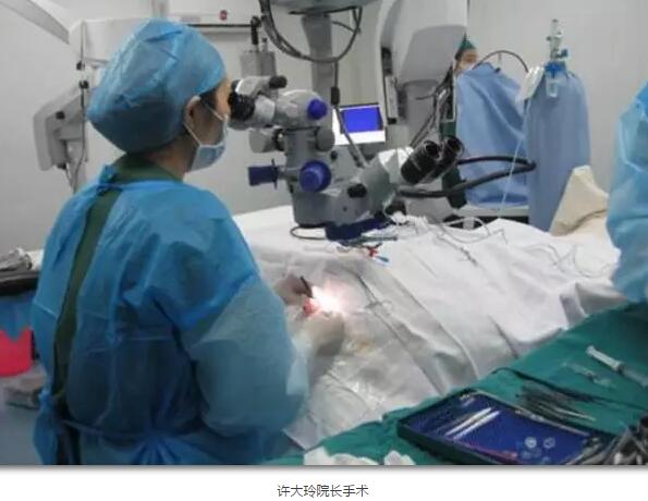 李老太在毫无征兆的情况下右眼视力下降至看不见东西。李老太家人带其至县医院就诊。医生诊断为视网膜脱离,需做玻切手术医治,而玻切手术需要动手术2次。怕疼的李老太一听就犯怵了:开刀,疼。 终,李老太的家人在多方打听后决定带李老太至宜昌新利体育找许大玲院长医治3.jpg 李老太在毫无征兆的情况下右眼视力下降至看不见东西。李老太家人带其至县医院就诊。医生诊断为视网膜脱离,需做玻切手术医治,而玻切手术需要动手术2次。怕疼的李老太一听就犯怵了:开刀,疼。 终,李老太的家人在多方打听后决定带李老太至宜昌新利体育找许大玲院长医治3.jpg